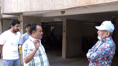 Veteran actor Annu Kapoor with his fan (Image source: ANI)