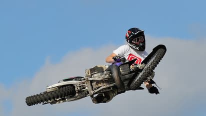 ఉయ్యూరులో విషాదం: బైక్పై విన్యాసాలు చేస్తూ గాయపడిన సాయికృష్ణ మృతి