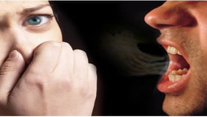 வாய் துர்நாற்றம் எதனால் வருகிறது? அதனைப் போக்க சில டிப்ஸ்…