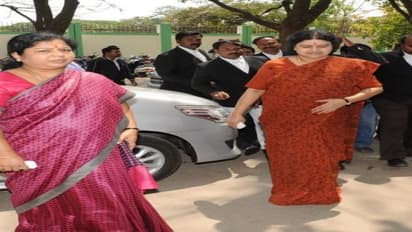 சிறையில் அடைப்பட்டார் சசிகலா...... உடன் இளவரசியும் அடைப்பு .....