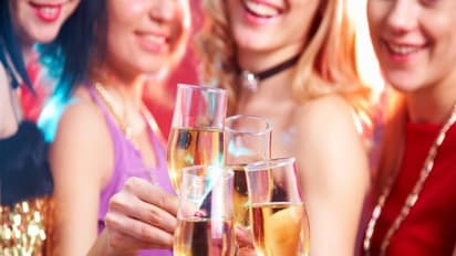 உஷார்: சாராயம் குடிக்கும் பெண்களுக்கு இவ்வளவு பாதிப்புகள் ஏற்படும்…