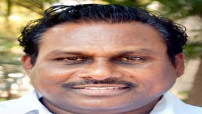 பஸ்சை விட்டு இறங்கிய உடனே ஓ.பி.எஎஸ். வீட்டுக்கு ஓடிய சசிகலா ஆதரவு எம்எல்ஏ – “செம்ம காமெடி…”