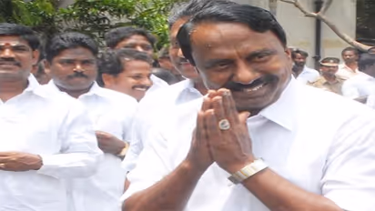 ஊரக உள்ளாட்சித் தேர்தல் வாக்குப்பதிவு.... வரிசையில் நின்று வாக்களித்த அமைச்சர் செங்கோட்டையன்...!