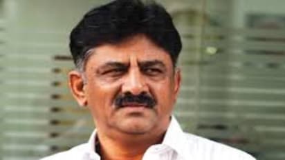 రంగంలోకి ట్రబుల్ షూటర్: రెబెల్స్తో డీకే శివకుమార్ చర్చలు