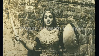 When costume boy saved heroine from a crazy horse