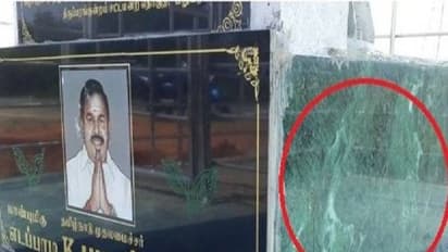 அம்பலமானது கோஷ்டி மோதல்... பன்னீர் பெயர் பொறித்த கல்வெட்டு உடைப்பு!