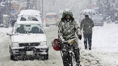 कांगड़ा में हुई अचानक बर्फबारी, एक चरवाहे की मौत, 50 के फंसे होने का अंदेशा