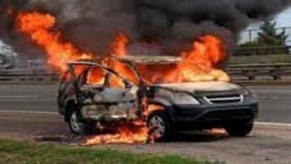 Car Fire|പാലക്കാട് ഓടിക്കൊണ്ടിരുന്ന കാറിന്  തീപിടിച്ചു; അപകടം മലമ്പുഴ സന്ദര്‍ശനം കഴിഞ്ഞ് മടങ്ങുന്നതിനിടയില്‍