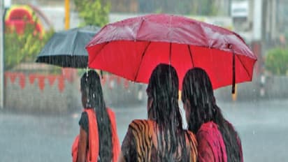 குடை எடுக்க மறக்காதீர்..!பிச்சிக்கிட்டு பெய்யப்போகுது "பேய்மழை"...!