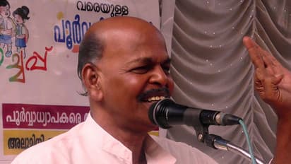 കഥാപ്രസംഗവേദിയില് കരിപ്പത്ത് മാഷും കുട്ട്യോളും...