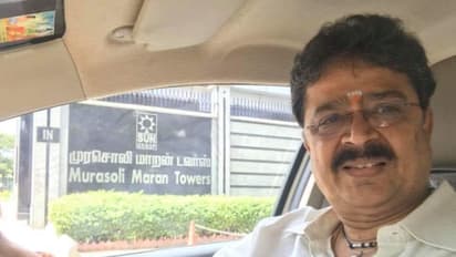 போலிசாரின் கண்களில் விரலை விட்டு ஆட்டும் எஸ்.வி.சேகர் அட்ரஸ் தெரியாதா?"!