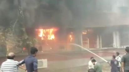 11 വര്ഷം കഴിഞ്ഞും സര്ട്ടിഫിക്കറ്റ് കിട്ടിയില്ല; യൂണിവേഴ്സിറ്റി ആസ്ഥാനത്ത് വിദ്യാര്ത്ഥി പെട്രോളൊഴിച്ച് തീയിട്ടു