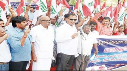 கிராம ஊராட்சிகளை பேரூராட்சிகளாக தரம் உயர்த்த வேண்டி பேரூராட்சிப் பணியாளர் ஆர்ப்பாட்டம்…