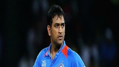 தம்பி இனி என்னை அப்படி கூப்பிடாதப்பா… பந்து வீச்சாளரை செல்லமா கதறவிட்ட தல டோனி….