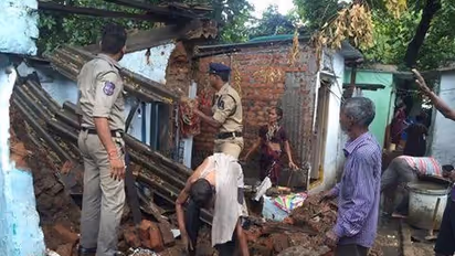 గోడ కూలి ముగ్గురి మృతి