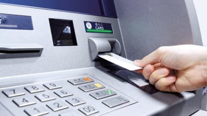 ஏ.டி.எம்-ல் பணம் எடுக்கத் தெரியாதததால் விபரீதம் - பெண்ணை ஏமாற்றிய இளைஞர் கைது!