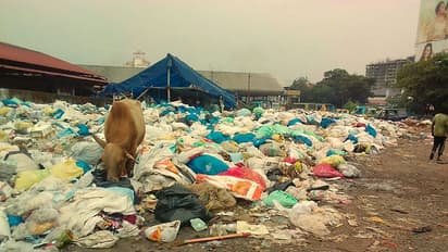 മാലിന്യ സംസ്കരണ പ്ലാന്റില് നിന്നും മാലിന്യം റോഡിലേക്കൊഴുകുന്നു; രോഗ ഭീതിയില് തൃശൂര് നഗരം