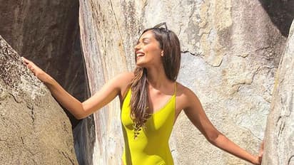 కొండచాటు అందాల ఆరబోతతో కవ్విస్తున్న మిస్ వరల్డ్