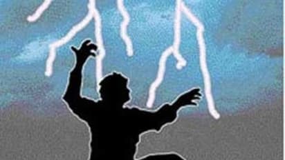 மழை நேரத்தில் செல்போனால் வந்த விபரீதம்! மின்னல் தாக்கி இருவர் பலி!