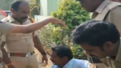 పోలీస్ స్టేషన్ లో రైతుల ఆత్మహత్యాయత్నం