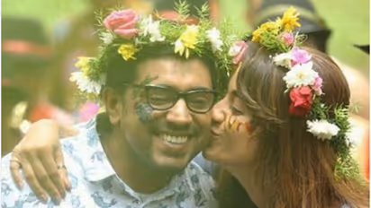 ബോയ്ഫ്രണ്ടിന് മെസേജ് അയക്കുന്ന തൃഷ, ബോട്ടില് നിവിന്റെ തമാശ, വീഡിയോ