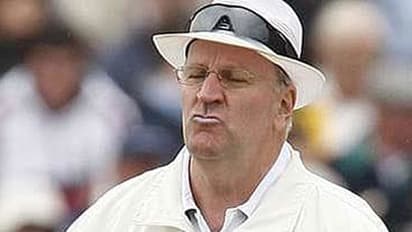 മുരളിയെ നോ ബോള് വിളിച്ച അമ്പയര് ഡാരല് ഹെയറിന് മേഷണക്കേസില് 18 മാസം തടവ്