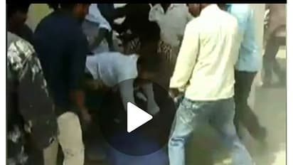 వరంగల్ కేయూలో కొట్టుకున్న విద్యార్థులు (వీడియో)