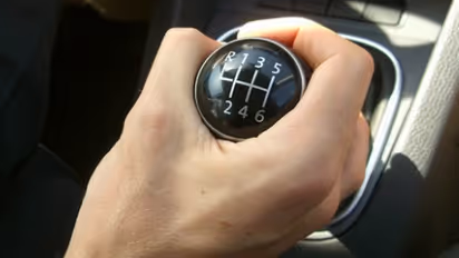 കാര് പാര്ക്ക് ചെയ്യേണ്ടത് ഏത് ഗിയറില്?