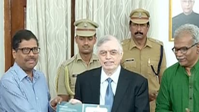 ഏഷ്യാനെറ്റ് ന്യൂസിന്റെ 'എന്റെ മരം എന്റെ ജീവന്' പരിപാടിയുടെ ഗിന്നസ് സര്ട്ടിഫിക്കറ്റ് ഗവര്ണര്ക്ക് സമര്പ്പിച്ചു