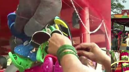 ಈ ದೇವಿಗೆ ಚಪ್ಪಲಿಯೇ ಸರ್ವ ಶ್ರೇಷ್ಠ..!: ದೇಗುಲದ ಮುಂದೆ ರಾರಾಜಿಸುತ್ತಿವೆ ಚಪ್ಪಲಿ ಹಾರ