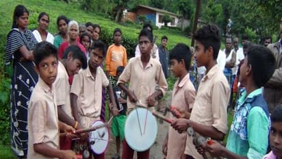 குழந்தைகளை அரசு பள்ளியில் சேர்க்கக் கோரி தாரை தப்பட்டையுடன் வீடு வீடாக சென்று பிரச்சாரம் செய்யும் மாணவர்கள்….