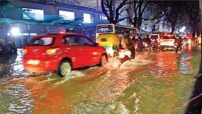 ಬೆಂಗ್ಳೂರಲ್ಲಿ ವರುಣನ ಅಬ್ಬರ: 200 ಮನೆಗಳಿಗೆ ನುಗ್ಗಿದ ನೀರು, ಬಿಬಿಎಂಪಿಗೆ ಸಾರ್ವಜನಿಕರ ಹಿಡಿಶಾಪ