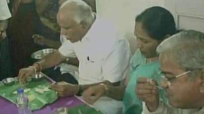 தலித் வீட்டில் உண்ணாமல் ஓட்டலில் வாங்கி சாப்பிட்ட எடியூரப்பா - எதிர்கட்சிகள் கடும் கண்டனம்...