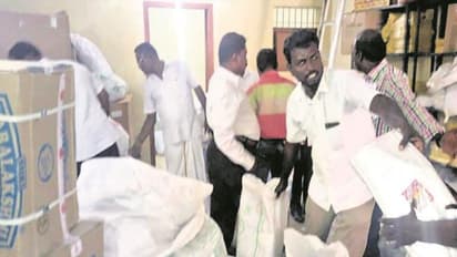 பதுக்கி வைக்கப்பட்டிருந்த 10 டன் பிளாஸ்டிக் பொருட்கள்…. அசந்து போன அதிகாரிகள்….