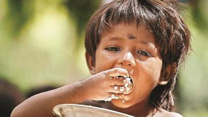 ಆಧಾರ್'ನಿಂದ ರೇಷನ್ ಸಿಗದೆ ಹಸಿವಿನಿಂದ ಬಾಲಕಿ ಸಾವು..!