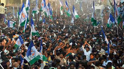 జగన్ పాదయాత్రలో తేనెటీగల దాడి