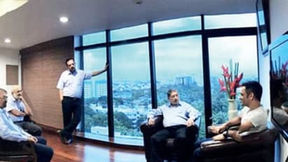 தோனியும் - இந்தியா சிமெண்ட்ஸ் சீனிவாசனும் ரகசிய சந்திப்பு...வெளியானது புகைப்படம் ..!