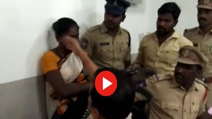 ఈ పనిచేసిన పోలీసు బాస్ పై వేటు (వీడియో)