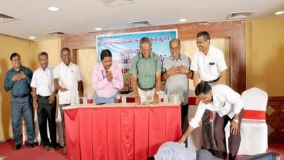 ஆசிரியர்களின் காலில் விழுந்து வணங்கிய "கலெக்டர்"..! மனதை நெகிழ வைத்த சம்பவம்...!