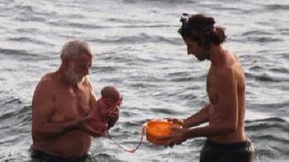 సముద్ర గర్భంలో బిడ్డకు జన్మనిచ్చిన తల్లి