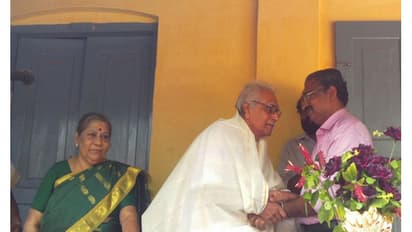 അധ്യാപകദിന സന്ദേശം നല്കുന്നതിനിടെ മുന്പ്രധാനാധ്യാപകന് കുഴഞ്ഞുവീണു മരിച്ചു