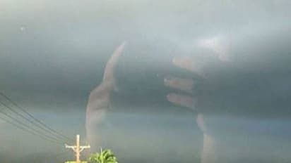 ആകാശത്തെ ആ ഭീമന്കൈകള് ആരുടെത്? ഇതാണ് ഉത്തരം