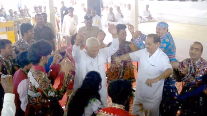 Karnataka Governor dances to Gujarati song