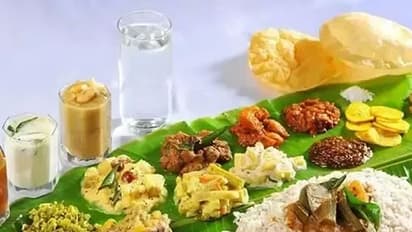 வாழை இலை போட்டு உண்ணும் முன் இலையைச் சுற்றி தண்ணீர் தெளிப்பது ஏன் ? முனிவர்கள் சொன்ன காரணம்..