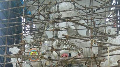 భారీ గణపతి ముస్తాబవుతుంది.