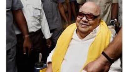 பேரன் மகனிடம் கொஞ்சிப் பேசிப் பழகும் திமுக தலைவர் !!