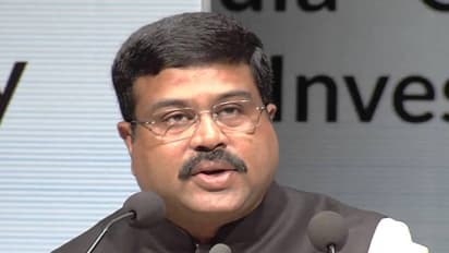 சீதா நாட்டில், ராவணன் நாட்டில் குறையும் பெட்ரோல்- டீசால், ஏன் ராமன் நாட்டில் மட்டும் உயருகிறது.. சமாஜ்வாடி MP.