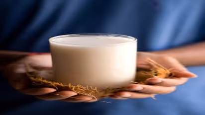 அப்போல்லாம் முதல் இரவின்போது பால் கொடுத்து அனுப்புவாங்களே! அதில் ஏன் தெரியுமா? அதுலயும் மருத்துவம் இருக்கு…