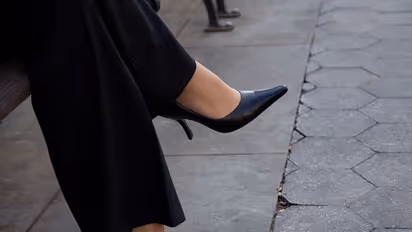 Cross legs: స్టైల్ గా కాలుమీద కాలేసుకుని కూర్చుంటున్నారా? మీ పని అంతే పో ఇక..