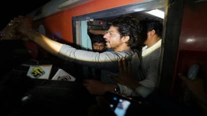 ஷாருக்கானை பார்க்க வந்த ரசிகர் நசுங்கி பலி - ரயில் பயணத்தால் விபரீதம்